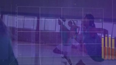 Stüdyoda ileri doğru hareketler yapan fitness sınıfı, 3D bar grafikleri ve grafikleri gösteriyor. Spor, sağlık, eğitim, performans, motivasyon, modern, sağlık