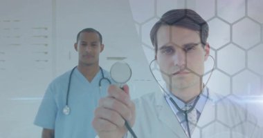 Klinikte steteskop tutan doktor, saydam altıgen dijital kaplama gösteriyor. Tıbbi, sağlık, profesyonel, yenilik, teşhis, takım çalışması, modern