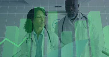 Dosya tutan kadın doktor ve tıbbi koridorda tablet kullanan adam, yeşil çizelgeyi gösteriyor. Sağlık, profesyoneller, takım çalışması, klinik, sağlık, teknoloji, işbirliği