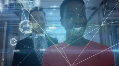 Takım elbiseli adam ayakta duruyor ve iş koridorunda gülümsüyor, dijital ağ arayüzü ile örtüşüyor. Profesyonel, iletişim, modern, teknoloji, ağ, kurumsal, yenilik