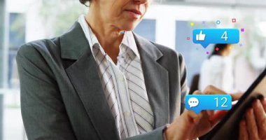 Üst düzey iş kadını, açık planlı ofiste ayakta duruyor. Kalbini onaylayan kullanıcı yorum baloncukları gösteriyor. Şirket, işbirliği, teknoloji, profesyonel, işyeri, iletişim, modern