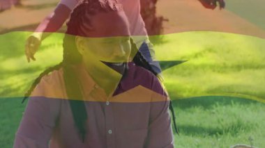 Babam bahçede çimlerde oturmuş, çocuk parkında omzuna sarılıyor ve yüzen sağlık tablosunu gösteriyor. Aile, bağ, açık hava, boş zaman, doğal eğlence, neşe, sıcaklık.