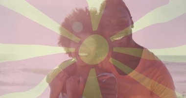 Adam kumsalda kadınlara sarılıyor, animasyon güneş patlaması grafikleri sergiliyor, sağlık konseptini destekliyor. Romantizm, bağlantı, dinginlik, canlılık, kutlama, sükunet, aşk