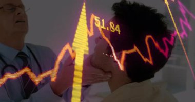 Hasta çenesini ve boğazını muayene eden kıdemli doktor, titreşimli dalgalanma ile muayene odasında. Sağlık, muayene, tanı, tıbbi, klinik, profesyonel, teknoloji