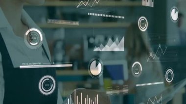 Teknoloji çalışma alanındaki saydam ekranda holografik çizelgeleri ve sayısal ölçümleri manipüle eden bir kadın. Gelecek, yenilik, dijital, teknoloji, iş, veri, zarafet