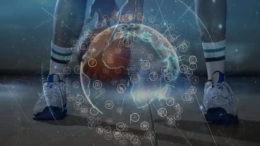 Erkek basketbolcu sahada hologram, ağ simgeleri ve verilerle teknolojiyi gösteriyor. Sporcu, spor, yenilik, dijital, fütüristik, görselleştirme, eğitim