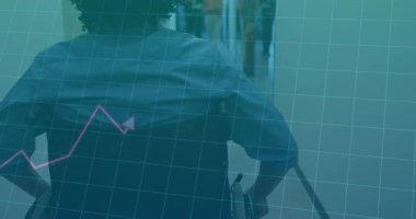 Erkek hasta hastane koridorunda, şeffaf deniz mavisi ızgarası ve yükselen pembe çizgi çizelgesi var. Tıbbi, sağlık, tanı, teknoloji, sağlık, klinik, yenilik