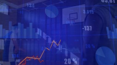 Koç, spor salonunda top süren stajyere rehberlik ediyor. Finans ve bar çizelgeleri de var. Atletik, antrenman, performans, motivasyon, dijital, analitik, spor