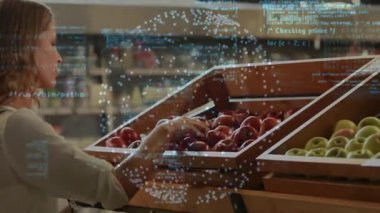 Perakende satışta kırmızı elmayı inceleyen kadın sandık üretiyor, yüzen teknoloji kodlarıyla tarama meyvelerini örtüyor. Taze ürün, teknoloji, dijital ticaret, perakende, sağlık, organik, modern