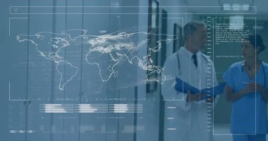 Doktor ve hemşire, hastane koridorundaki mavi klasörü ve akıllı telefonu dünya haritasıyla örtüşüyor. Tıbbi, klinik, sağlık, teknoloji, takım çalışması, dijital, tanı