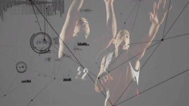 İki erkek sporcu sahada basketbol potasını ve interneti inceliyor. Animasyon spor teknolojisi üst üste biniyor. Sporcular, takım çalışması, fitness, spor teknolojisi, veri görselleştirme, dijital ağ, dinamik