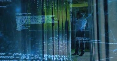 Kapüşonlu adam sanal veri merkezinde yüzen kod harfleri ve parlayan ağ örgüsüyle geziniyor. Siber uzay, veri, teknoloji, dijital, geleceksel, sanal, ağ