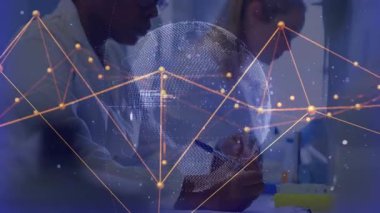 Laboratuvarda panolara yazı yazan kadın araştırmacılar animasyon dünya ağı ve kod görselleri gösteriyorlar. Bilim insanları, işbirliği, yenilik, teknoloji, veri, analitik, fütüristik