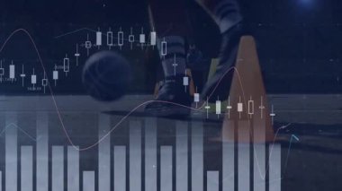 Takım arkadaşları gece mahkemesinde koni talimi yaparak finans kandili çizelgelerini örtüyorlar. Sporcular, takım çalışması, çeviklik, spor, eğitim, hareket, performans