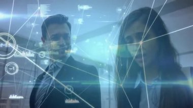 İş adamları koridorda duruyor, holografik veri hatlarını ve yüzen çubuk grafiklerini izliyorlar. Teknoloji, yenilik, işbirliği, dijital, kurumsal, fütürist, analitik