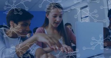 Öğrenci ikilisi eğitim için dizüstü bilgisayar üzerinde işbirliği yapıyor, şeffaf ağ düğümü grafikleri gösteriyor. Teknoloji, yenilik, dijital, bağlantı, işbirliği, eğitim, modern