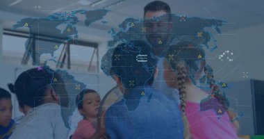 Erkek öğretmen öğrencilere masanın etrafında rehberlik ediyor, çocuklar altıgen haritasını izliyor. Etkileşimli öğrenme, dijital sınıf, eğitim teknolojisi, işbirliği, gençlik, canlılık, yenilik