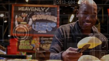 Metal maşa kullanan olgun bir adam fırın tezgahından ekmek topluyor ve perakende veri grafiklerini gösteriyor. Sanatçı, pazar, modern, ticari, düzenleme, çeşitlilik, canlı