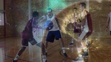 Spor salonunda basketbolla uğraşan top sürücüsü, eğitim için animasyon istatistikleri tutuyor. Eylem, rekabet gücü, atletizm, takım çalışması, spor, eğitim, eğlence