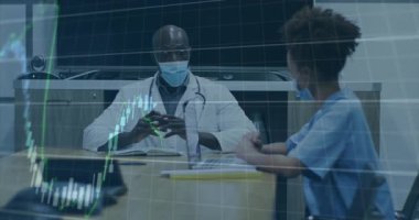 Doktor ve hemşire, yüzen şamdan çizelgesiyle tıbbi finansmanı tartışıyorlar. Profesyonel, işbirliği, sağlık, analitik, danışma, modern, klinik