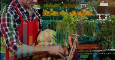 Patatesi sebze reyonunda yeşil kutularla inceleyen tezgahtarı canlandırılmış fiyat grafiğiyle donatın. Taze ürün, bakkal, süpermarket, sağlıklı yaşam, perakende, market tezgahı, organik