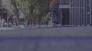 Bisikletçi pedal çevirme kampüs yolu, animasyon rota haritası, veri şeması ve eğitim ikonları sergileniyor. Açık hava, kentsel, modern, doğal, aktif, toplum, canlı