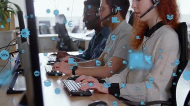 Üç ajan e-ticaret bürosundan çağrı alıyor. Satış rozetleri ve paket simgeleri havada uçuşuyor. Müşteri desteği, takım çalışması, profesyonel, dijital çalışma alanı, modern ofis, iletişim, teknoloji