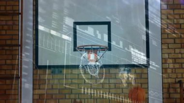 Basketbol tahtasının üç boyutlu görüntüsü, çemberli, çemberde ağ tutan top ve yüksek çözünürlüklü veri örtüleri. Spor, kentsel, modern, fitness, rekabet, dijital, enerjik