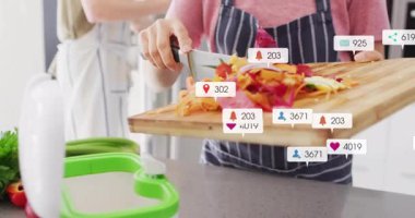 Eko dersinde havuç kabuklarını yüzen eko ikonlarıyla mutfak gübre kutusuna atan kadın. Sürdürülebilirlik, çevre dostu, sıfır atık, organik, modern tasarım, kentsel yaşam, çevrecilik