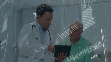 Doktor ve hasta, sağlık kliniğinde tablet ve grafikleri tartışıyor. Tıbbi, sağlık, teknoloji, veri, analiz, danışma, profesyonel