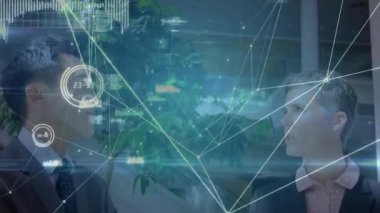 İş arkadaşları atriyumdaki akıllı telefon verilerini animasyon ağ düğümleri ve grafikleriyle gözden geçiriyorlar. Şirket, yenilik, teknoloji, iletişim, ağ, profesyonellik, modern