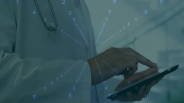 Hastane koridorunda steteskop tutan ve laboratuvar önlüğü giyen bir doktor dijital veri akışını gösteriyor. Tıbbi, sağlık, teknoloji, dijital, yenilik, profesyonellik, fütürizm