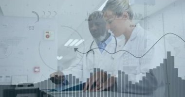 Kadın doktor tableti işaret ediyor ve erkek doktor klinikte tablet tutuyor. Sağlık verileri grafiklerini gösteriyor. Tıbbi, sağlık, teknoloji, işbirliği, teşhis, analitik, profesyonel