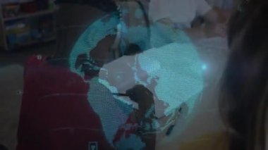 Sınıftaki ahşap masanın etrafına yazı yazan çocuklar, kilit simgelerini gösteren holografik küreyi kaplıyorlar. Eğitim, işbirliği, yenilik, teknoloji, yaratıcılık, takım çalışması, gençlik