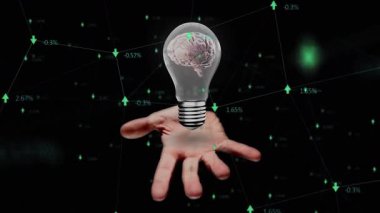 Yüzen şeffaf ampul avucunun üzerinde 3 boyutlu beyin içeriyor, yeşil ağ veri akışını gösteriyor. Teknoloji, yenilik, nöroloji, analitik, veri görselleştirme, gelecekçilik, yapay zeka