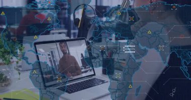 3D dizüstü bilgisayarlı dünya haritası, bitki ve kalem tutacağının yer aldığı masa boyunca uzanır. Teknoloji, işbirliği, yenilik, dijital, çalışma alanı, bağlantı, modern