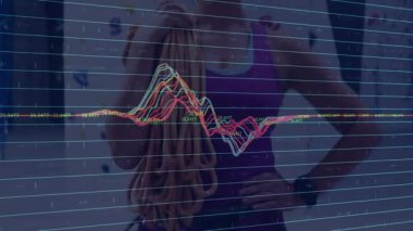 Spor salonunun duvarına karşı duran bayan sporcu, teknoloji animasyon şebekesini ve dalga şeklini gösteriyor. Fitness, training, innovation, futuristic, sport, determination, performance