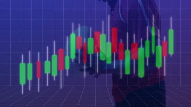 Kırmızı kapüşonlu bir adam arayüzde akıllı telefon tutuyor, şamdan çizelgeleri sergiliyor. Gelecek, teknoloji, finans, analiz, dijital, görselleştirme, yenilik
