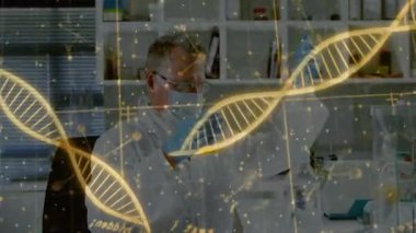 Araştırma laboratuarında pipet ve şişeyle ilgilenen kıdemli erkek bilim adamı, holografik DNA görselleri içeriyor. Bilim, araştırma, yenilik, teknoloji, eğitim, sağlık, görselleştirme
