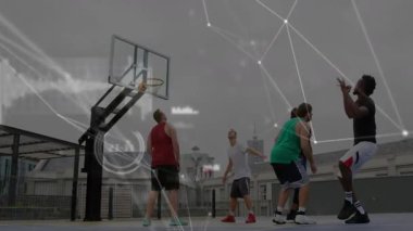 Dışarıda saha kenarına doğru dönen topu izleyen beş adam spor analizlerinin üst üste bindiğini gösteriyor. Takım, eğlence, atletizm, şehir, aktif giysi, bağlantı, hareket