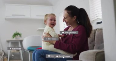 Bebek tutan kadın gri koltukta oturuyor, abonelik bildirimi sunuyor pazarlama için kaplamalar gibi. Aile, ebeveynlik, dijital ilişki, çağdaş iç mekan, sevgi bağı, aile sahnesi, şefkat.
