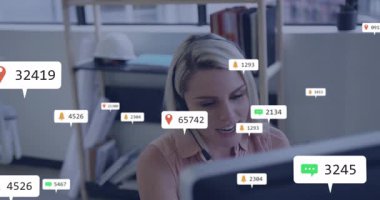 Çağrı merkezindeki müşteri hizmetleri sohbetlerini yöneten kadın, yüzen sohbet çanı simgeleriyle. Teknoloji, iletişim, dijital, profesyonel, işyeri, işbirliği, modern