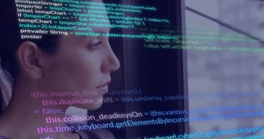 Kadın şeffaf ekrana bakıyor, program kodu teknik çalışma alanında profilin üzerinde yüzüyor. Teknoloji, yenilik, dijital, programlama, siber, fütüristik, analitik