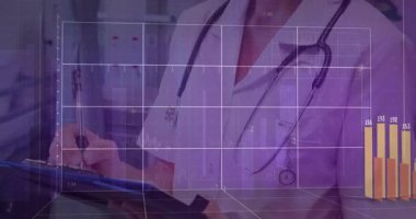 Muayene odasında, şeffaf 3D çubuk ve çizgi grafikleri gösteren kadın bir tıp uzmanı. Sağlık, analitik, görselleştirme, dijital, hassas, profesyonel, teknoloji