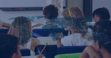 Eğitim teknolojisi haritası ile uğraşan öğrenciler, altıgen şebekeleri ve işaretlerle sınıfları örtüyor. Öğrenme, işbirliği, yenilik, dijital, eğitim, sınıf, gençlik
