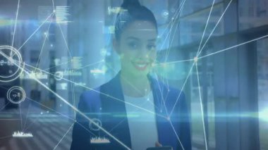 Profesyonel kadın ofis salonunda duruyor, iş teknolojisi holografik verilerini üst üste koyuyor. Gelecekçi, yenilikçi, dijital, profesyonel, gösterişli, çağdaş, veri görselleştirmesi