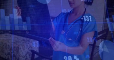 Kadın doktor, klinikte steteskopla röntgen filmini inceliyor. Dijital çizelgeler ve grafikler sergiliyor. Tıbbi, tanı, yüksek teknoloji, sağlık, analiz, profesyonel, klinik