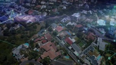 Kıyı kesiminin hava yoluyla haritası çıkarılıyor, 3 boyutlu havuzlarda ağ örtülü evler gösteriliyor. Banliyö, kıyı, hava, konut, bağlantı, emlak, altyapı