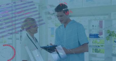 Kadın doktor ve erkek klinisyen klinikte veri analiz ediyorlar, animasyon çizelgeleri ve dünya haritası gösteriyorlar. Sağlık, takım çalışması, profesyonellik, analitik, yenilik, dijital, tanı