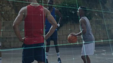 Üç erkek takım arkadaşı yarı sahada basketbol oynuyorlar spor teknolojisi geliştirilmiş gerçeklik ızgarası kullanıyorlar. Sporcular, takım çalışması, modern, atletik, açık hava, teknoloji, yoldaşlık